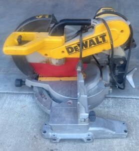 DEWALT DW706 12&rdquo; Double Bevel Compound Miter Saw, 4000 RPM, 15A, 120V, 44 lbs ( Powers On ) ( Bay 2 )