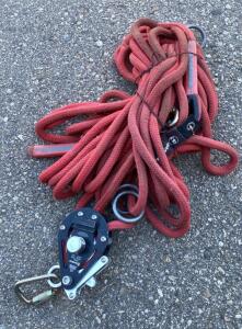 SafeWaze SW70702 200 ft Rescue Haul Pulley System, 1/2" Polyester Rope, Self-Tailing Pulley ( Bay 2 )