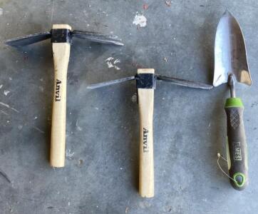 Anvil Hand Hoe Cultivators (2) & Ames Stainless Steel Garden Trowel, Wood & Rubber Handles, 13"/11" ( Bay 4 )