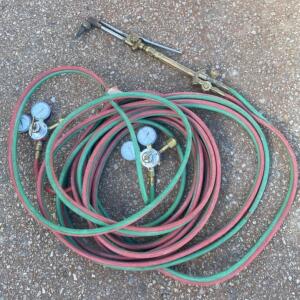 Smith Oxy-Acetylene Welding and Cutting Torch Kit with Regulators and Hoses ( Bay 3 )