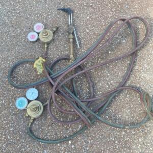 Victor Oxy-Acetylene Torch Kit with Cutting Attachment, Regulators, and 20ft Hoses ( Bay 3 )