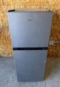 Midea 3.1 Cu.Ft Compact Top-Freezer Refrigerator, Stainless, Glass Shelves, Separate Freezer, 115V (bay 2)