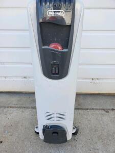 DeLonghi H670751 Oil-Filled Radiator Heater, 1500W, 120V, 3 Heat Settings, Adjustable Thermostat