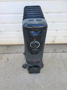 7-Fin Oil-Filled Electric Radiator Heater, 1500W Max, Black, with Thermostat and Safety Features