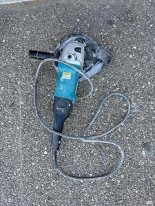 Makita Handheld Concrete Surface Grinder with Dust Shroud, 120V, 10 AMP, 7" Wheel