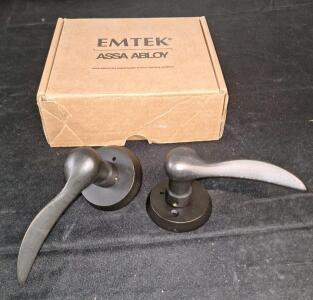 (1) Emtek Cast Bronze Durango Leverset W/ Round Rosette, Passageway - Medium Bronze - RH