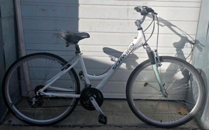 Schwinn Trailway Comfort Hybrid Bike, Aluminum Frame, 21-Speed, 700c Wheels, Step-Through