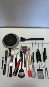 Mercer M18820/M18800 Chef Spatulas, 6 Plates, Large 25-Piece Assorted Kitchen Utensil Lot