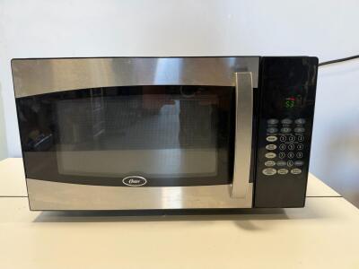Tested Oster OGXF905 0.9 Cu. Ft. 900W Countertop Microwave Oven with Digital Controls