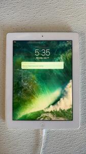 Apple iPad 4th Generation 9.7" Retina, 32GB, Wi-Fi, Model MD514E/A, Keyboard Case, Serial DMPK3KBPF186 **unlocked**