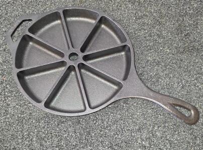 Lodge 8CB Cast Iron 8-Wedge Cornbread Pan 9.5" Made in USA