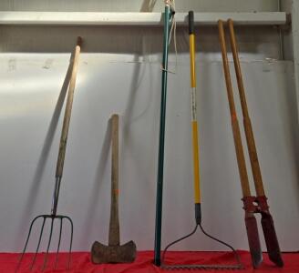 Large mixed lot of various gardening tools
