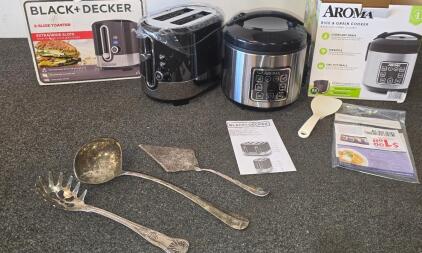 BLACK+DECKER TR1278B 2-Slice Toaster, Extra-Wide Slots, 7 Shade Settings, Rice cooker, both were plugged in and turn on, and serving silverware (5000s Shelf A)