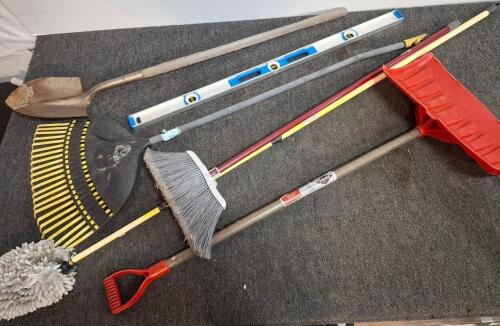 Mixed Lot: Garant Snow Shovel, Round Shovel, Rake, Broom, Mop, Spirit Level &ndash; Assorted Tools