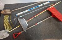 Mixed Lot: Garant Snow Shovel, Round Shovel, Rake, Broom, Mop, Spirit Level &ndash; Assorted Tools