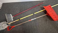 Mixed Lot: Garant Snow Shovel, Round Shovel, Rake, Broom, Mop, Spirit Level &ndash; Assorted Tools - 3