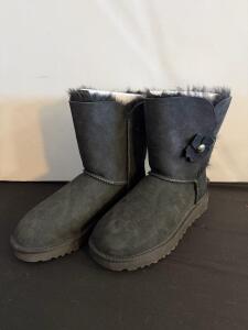 UGG Bailey Button II Black Women&rsquo;s Sheepskin Mid-Calf Boots Size 8 US, 6.5 UK, Flower Detail