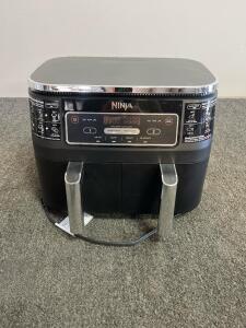 Ninja Foodi 2-Basket Air Fryer, 6-Quart Capacity, 1760W, Digital Controls, Black/Chrome, turns on