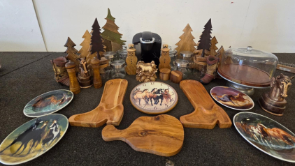 Large Western Home D&eacute;cor & Kitchenware Lot: Horse Plates, Keurig Brewer(Tested), Wood Trays, Hearth & Hand Stand