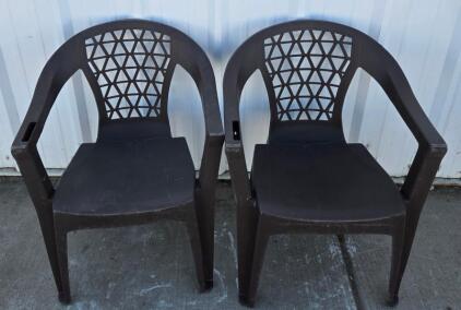Set Of 2 Brown Plastic Outdoor Chairs With Geometric Backrest Design
