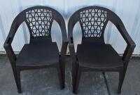 Set Of 2 Brown Plastic Outdoor Chairs With Geometric Backrest Design