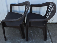 Set Of 2 Brown Plastic Outdoor Chairs With Geometric Backrest Design - 2