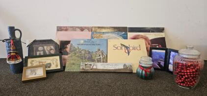 Large Mixed Decor & Vinyl LP Lot &ndash; Andy Williams, Barbara Mandrell, Frames, Jars, Plaques
