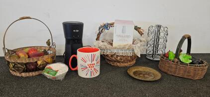 Mr. Coffee Single-Serve Maker with Pod Holder (tested, works), Insulated Carafe, Mug, Plate & Wicker Baskets (L)
