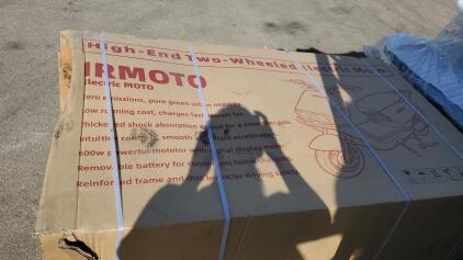 IRMOTO High-End Electric Scooter, 600W Motor, Removable Battery, White, Digital Display, Disc Brakes