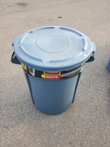 Rubbermaid BRUTE 32-Gallon Commercial Trash Can with Lid & Mixed BBQ Tools Set, HDPE, Gray