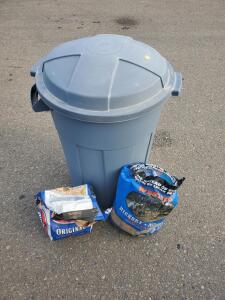 Rubbermaid Roughneck 32 Gallon Outdoor Trash Can with Kingsford Charcoal & Western Wood Chips