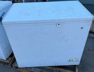 Mid-Sized Chest Freezer, White, Manual Defrost, ~7&ndash;9 cu ft, 37"x22"x33" (est.), Mechanical Dial