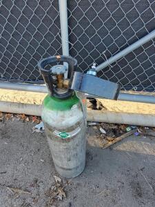 Superior Steel Oxygen Cylinder with Dual-Gauge Regulator, 680L Capacity, 2015 psi