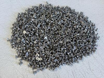 Bulk Lot of 400&ndash;800 Stainless Steel Flat Head Phillips/Slotted Machine Screws