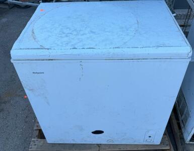 Hotpoint HHM7SRWW 7.1 cu ft Chest Freezer, Manual Defrost, White, Model HHM7SRWW