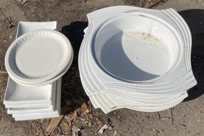 Modern White Ceramic Dinnerware Set &ndash; 9 Pieces Including Round and Square Trays