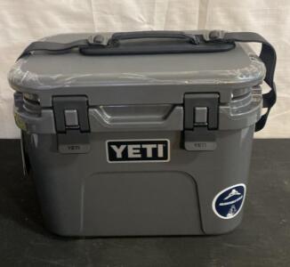 New YETI Roadie 15 Charcoal Hard Cooler, 15 Qt, Bear-Resistant, QuickLatch, Shoulder Strap ( G )