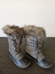 Sorel Women's Waterproof Suede Winter Boots with Faux Fur Trim, Size women's 8 (Shelf A at the bottom)