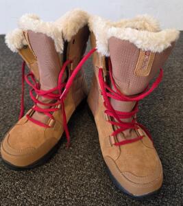 Columbia Women's Minx Shorty III Winter Boots, Size Not Specified, Tan/Brown with Red Laces, Size 6 (Shelf A behind tires)