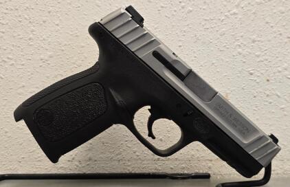 Smith & Wesson SD40 VE .40 S&W Semi-Auto Pistol, 4" Barrel, Stainless/Black, SN: FYJ3995