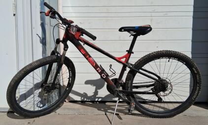 Red and Black Haro Flightline Two 29 Hardtail Mountain Bike, SR Suntour XCT Fork, Shimano Altus Drivetrain