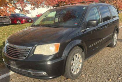 2013 CHRYSLER TOWN AND COUNTRY: LEATHER SEATS- THIRD ROW!