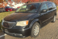 2013 CHRYSLER TOWN AND COUNTRY: LEATHER SEATS- THIRD ROW!