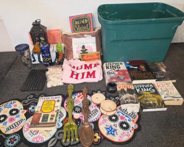 Large Mixed Lot: Stephen King Books, Decor, Halloween, Textiles, Tote, More