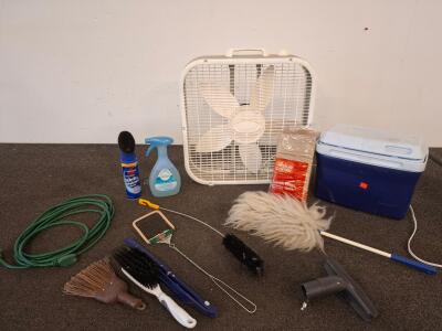 Lasko 20" Box Fan, (powered on) Rubbermaid 24qt Cooler, Extension Cord & Cleaning Supplies Lot. ( shelf J)