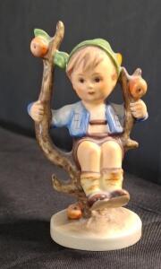 (1) Vintage Goebel Hummel Figurine-142 3/0 "Apple Tree Boy"
