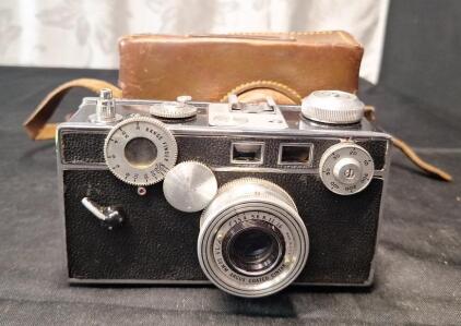 (1) Vintage Argus C3 35mm Rangefinder Film Camera W/ Original Leather Case