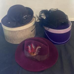 Vintage Women&rsquo;s Felt Hats Lot &ndash; Black Wide-Brim, Black Cloche, Burgundy Fedora, Hatboxes