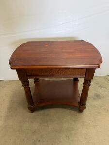 Traditional Wooden End Table with Lower Shelf, Turned Legs, and Decorative Edge Molding