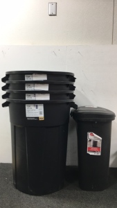 (4) 32 Gallon Outdoor Trash Cans, (1) 13 Gallon Trash Can